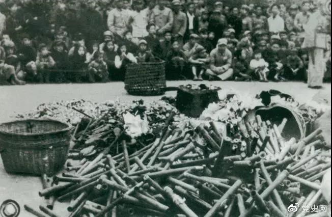 1950年2月24日，政務(wù)院發(fā)出《關(guān)于嚴(yán)禁鴉片煙毒的通令》。圖為政府收繳的煙具和賭具。
