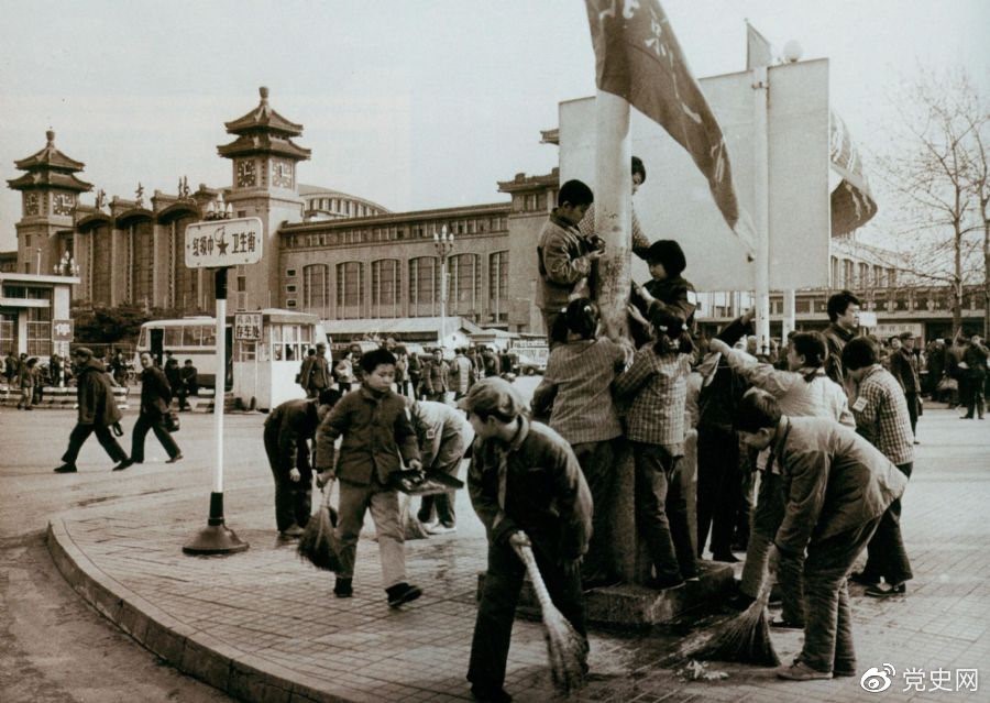 　　1981年2月25日，全國總工會等九個單位發(fā)出倡議，開展“五講四美”文明禮貌活動。圖為北京鐵路一小的少先隊(duì)員在北京站西街打掃衛(wèi)生。