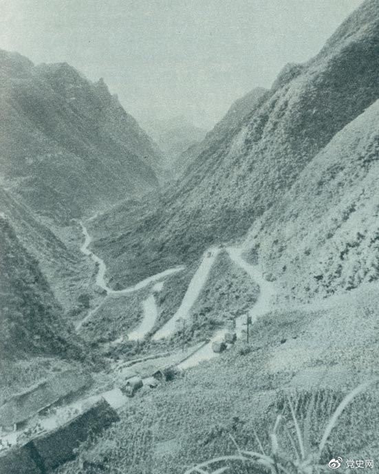 　　1935年2月18日至21日，紅軍奪取桐梓、占領(lǐng)婁山關(guān)、再克遵義城，取得了殲滅和擊潰國民黨軍2個師又8個團的大勝利。圖為黔北要隘婁山關(guān)。