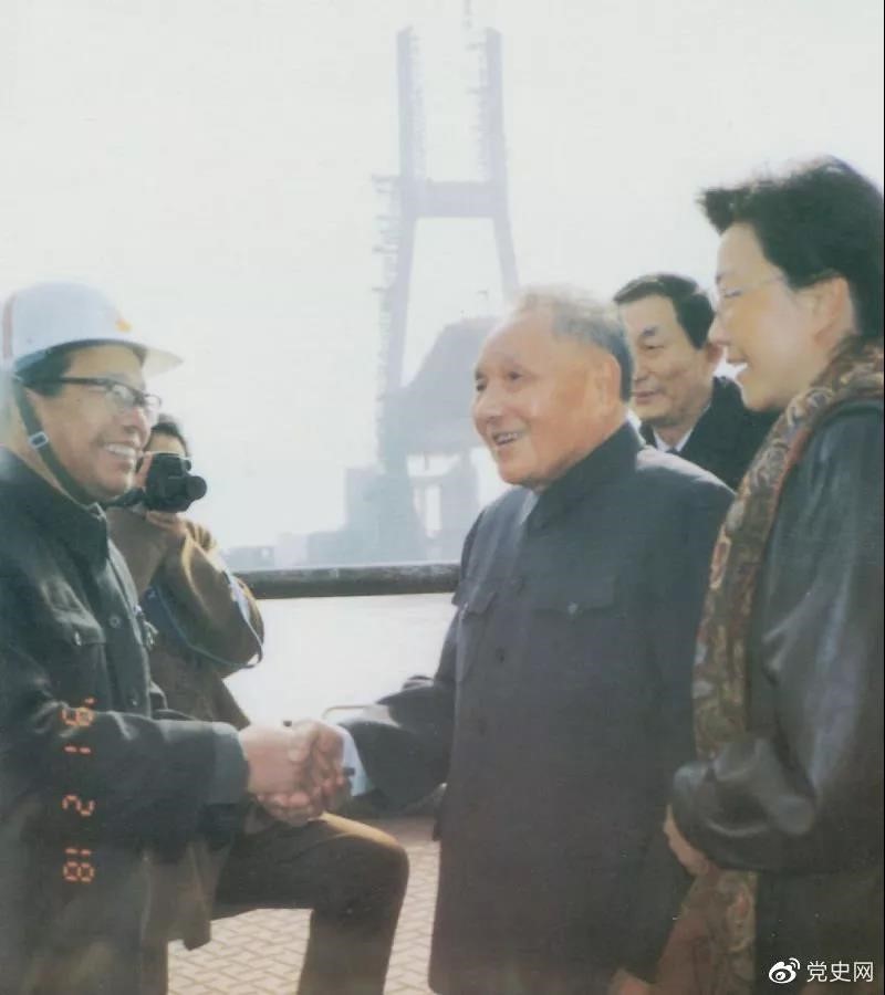 1991年2月18日，鄧小平視察上海南浦大橋工地時同大橋工程設(shè)計人員握手。