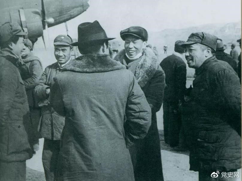 1946年2月19日，毛澤東等在延安機(jī)場迎接從重慶回延安匯報(bào)工作的周恩來。