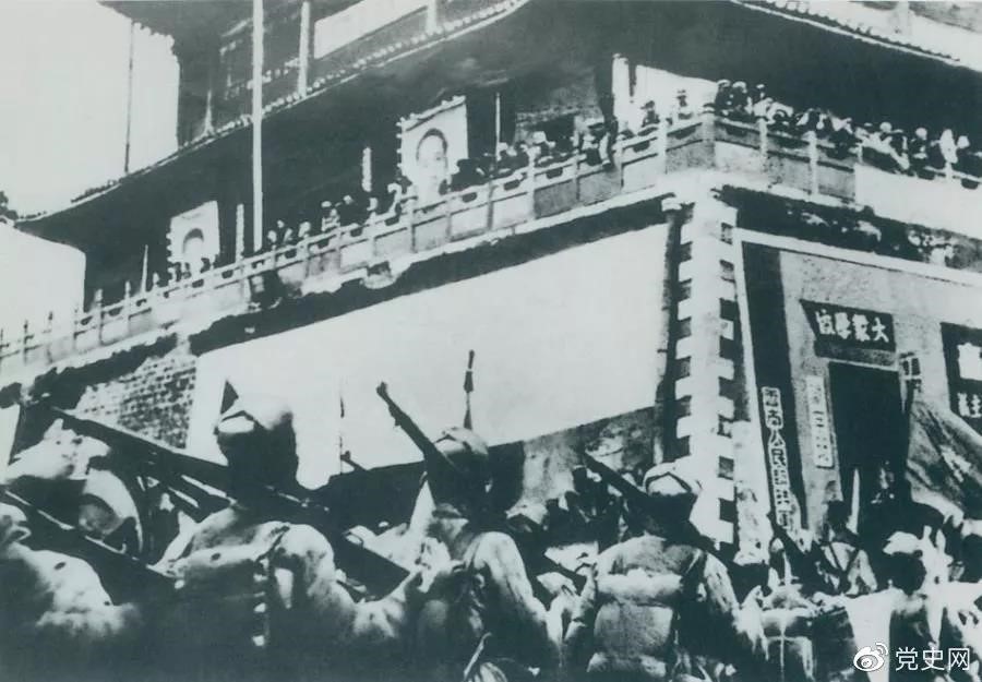 1950年2月20日，人民解放軍進(jìn)駐昆明。