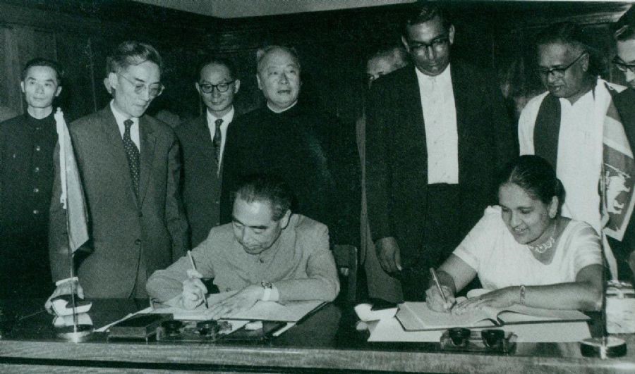 　　1964年2月26日至29日，周恩來訪問錫蘭（今斯里蘭卡）時，和總理西麗馬沃·班達拉奈克夫人簽署中錫聯(lián)合公報。