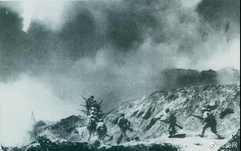 　　1948年2月28日至3月3日，西北野戰(zhàn)軍發(fā)起宜川戰(zhàn)役，殲滅國(guó)民黨軍2.9萬余人，取得了轉(zhuǎn)入外線作戰(zhàn)后的第一個(gè)大勝利。圖為部隊(duì)攻占瓦子街。 