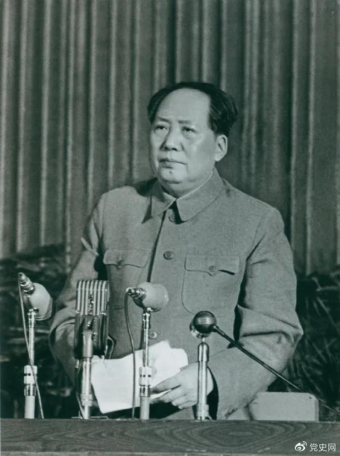 　　1957年2月27日，毛澤東在最高國務(wù)會議第十一次（擴大）會議上發(fā)表《如何處理人民內(nèi)部的矛盾》（后改為《關(guān)于正確處理人民內(nèi)部矛盾的問題》）講話。