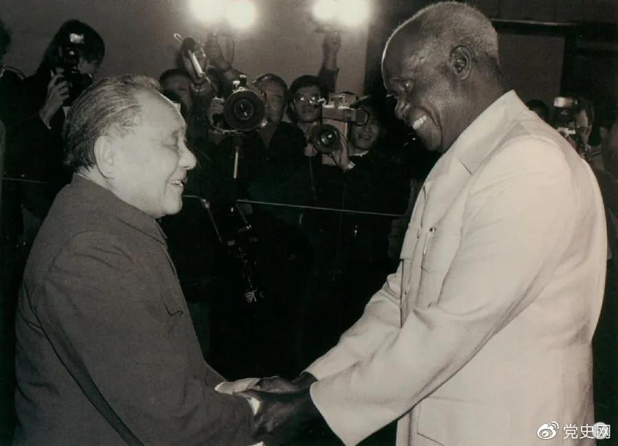 1988年3月1日，鄧小平在北京會見贊比亞總統(tǒng)肯尼斯·戴維·卡翁達(dá)。