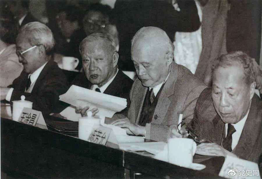 1986年3月，由4位老科學(xué)家倡議，經(jīng)鄧小平批示，中國(guó)制定實(shí)施了高技術(shù)研究發(fā)展計(jì)劃。圖為“863”計(jì)劃的4位倡導(dǎo)人王大珩（左2）、王淦昌（左3）、楊嘉墀（左1）、陳芳允（左4）。