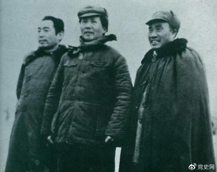 1946年3月4日，毛澤東和朱德、周恩來在延安機(jī)場。