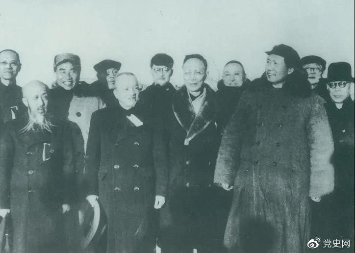 1949年3月，各界人士代表在北京西苑機(jī)場同毛澤東、朱德等留影。