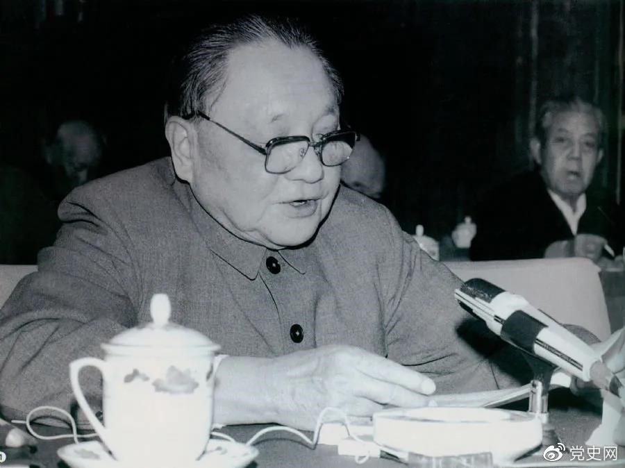 1985年3月7日，鄧小平在全國科技工作會(huì)議上發(fā)表講話。