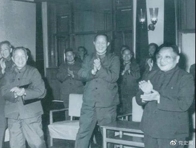 1978年3月，鄧小平和參加五屆人大一次會(huì)議的解放軍代表在一起。