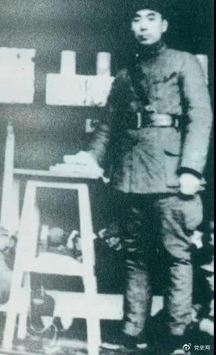 1939年3月10日，周恩來為新四軍排以上干部作題為《目前形勢與新四軍任務》的報告。