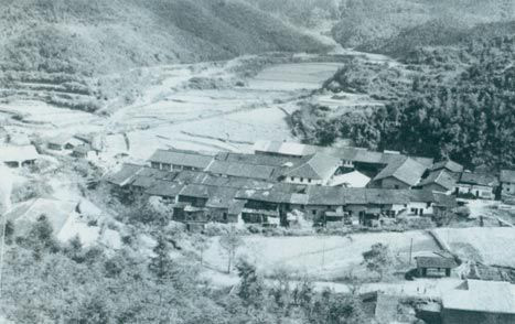 1929年3月14日，毛澤東同朱德指揮紅四軍進攻長嶺寨，殲敵兩千余人，擊斃敵旅長郭鳳鳴，乘勝占領(lǐng)長汀城。圖為長嶺寨。