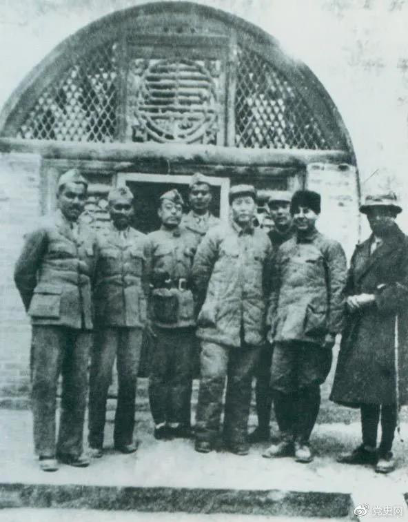 1939年3月15日，毛澤東在延安會見印度援華醫(yī)療隊全體人員。