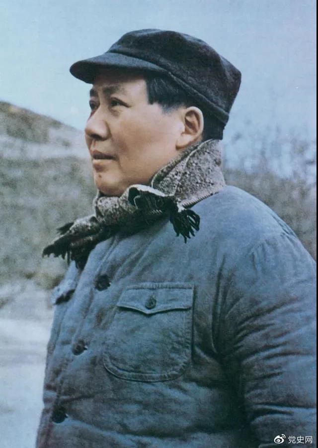 　　1947年3月18日，中共中央機(jī)關(guān)主動(dòng)撤離延安。毛澤東和周恩來、任弼時(shí)等繼續(xù)留在陜北，指揮全國人民解放戰(zhàn)爭。這是轉(zhuǎn)戰(zhàn)陜北前夕的毛澤東。