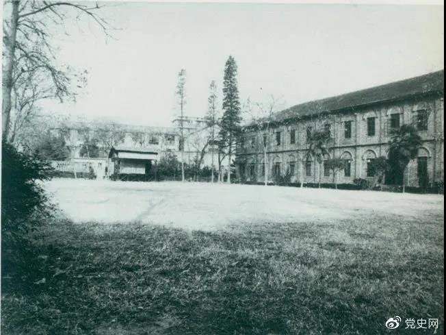 　　1927年3月18日，毛澤東出席在武昌舉行的河南武裝農(nóng)民代表大會(huì)，并作湖南農(nóng)運(yùn)狀況報(bào)告。圖為大會(huì)會(huì)場——武昌農(nóng)講所大操場。