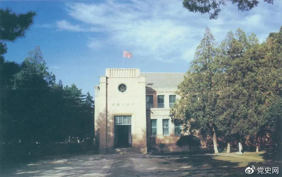 楊家?guī)X革命舊址，位于延安城西北約3公里，是中共中央1938年11月至1947年3月的所在地。