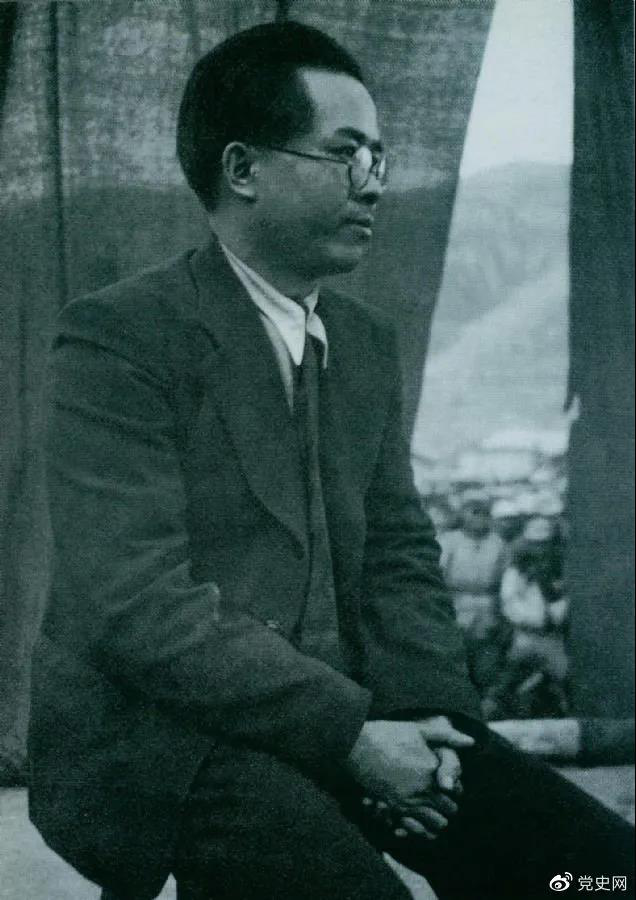 1940年3月26日，任弼時(shí)結(jié)束中共駐共產(chǎn)國(guó)際代表的工作回到延安。圖為他在歡迎大會(huì)上