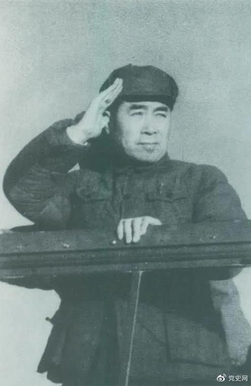 1949年3月，中共中央進(jìn)入北平。圖為周恩來在北平機(jī)場檢閱部隊(duì)。