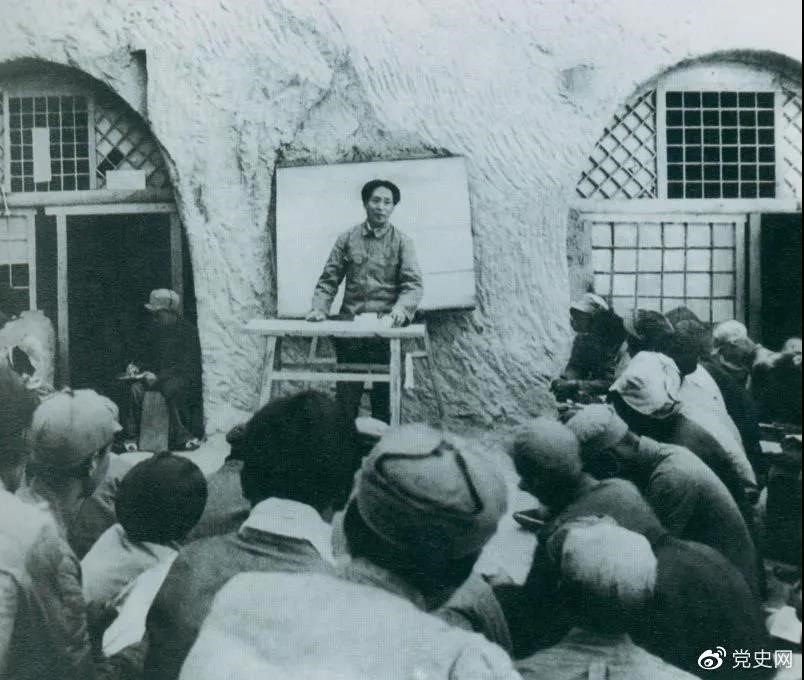 1938年4月，毛澤東在魯迅藝術學院講演。