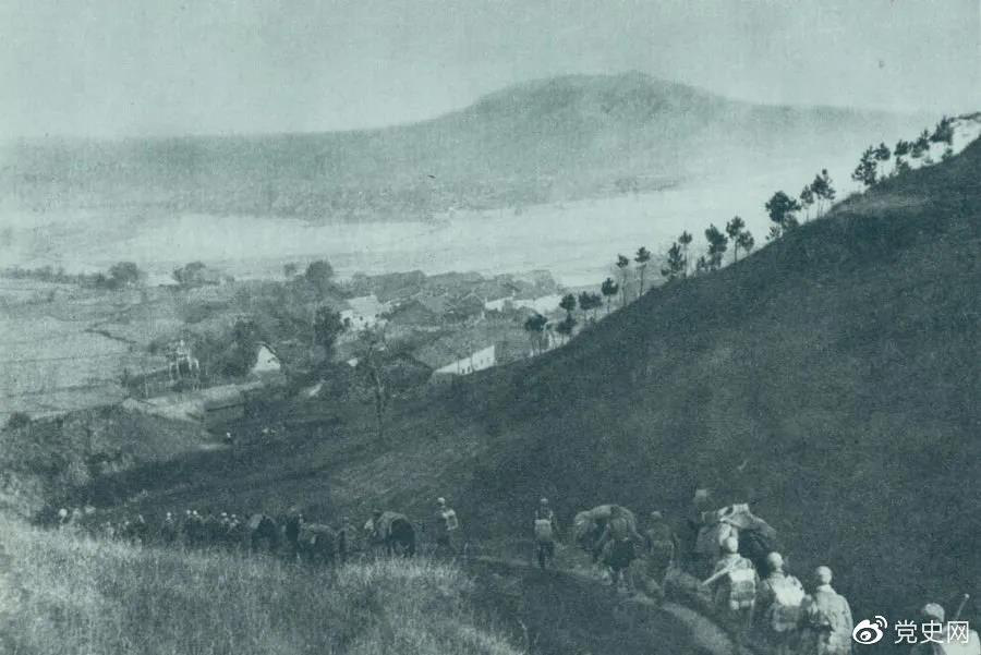 1945年4月6日，太行部隊(duì)等向白晉、同蒲沿線上的日軍展開攻擊。這是八路軍向祁縣開進(jìn)。