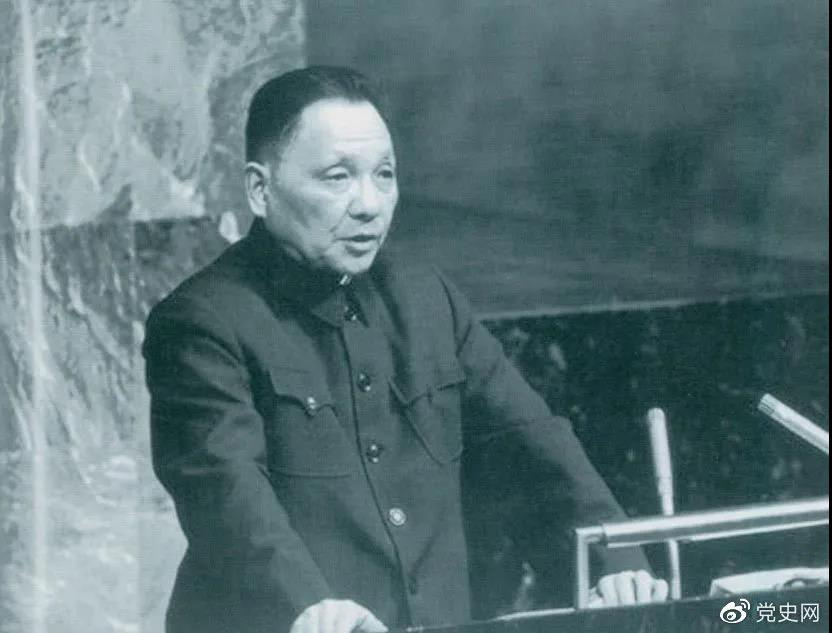 1974年4月10日，鄧小平在聯(lián)合國大會第六屆特別會議上發(fā)言。