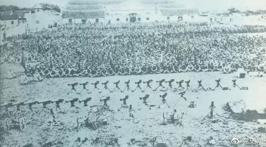 1932年4月20日，由紅一軍團(tuán)和紅五軍團(tuán)組成的東路軍攻占漳州，圖為攻占漳州后的部隊(duì)情形。