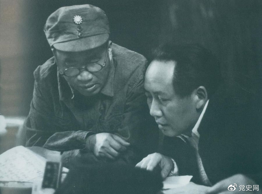1945年4月，毛澤東和朱德在中國共產(chǎn)黨第七次全國代表大會(huì)上。