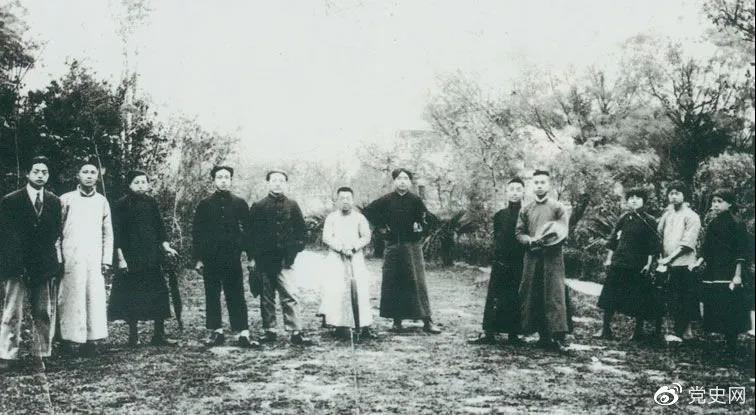 1920年5月8日，新民學(xué)會(huì)部分會(huì)員在上海半淞園合影。左七為毛澤東。