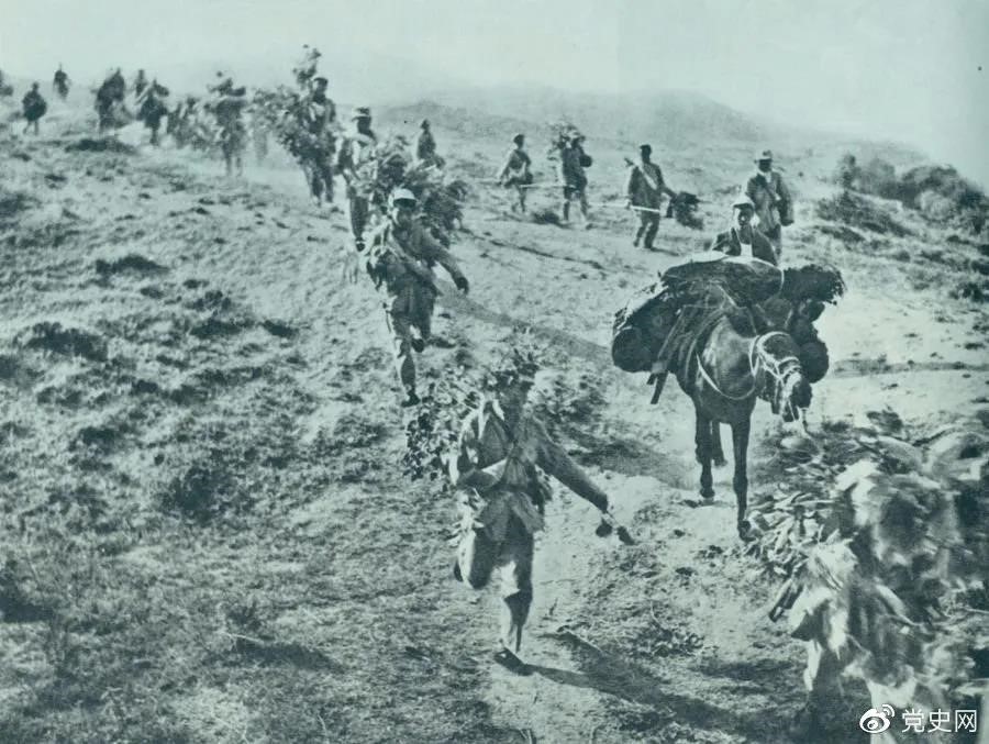 圖為1947年5月在孟良崮戰(zhàn)役中，華東野戰(zhàn)軍向孟良崮挺進(jìn)。