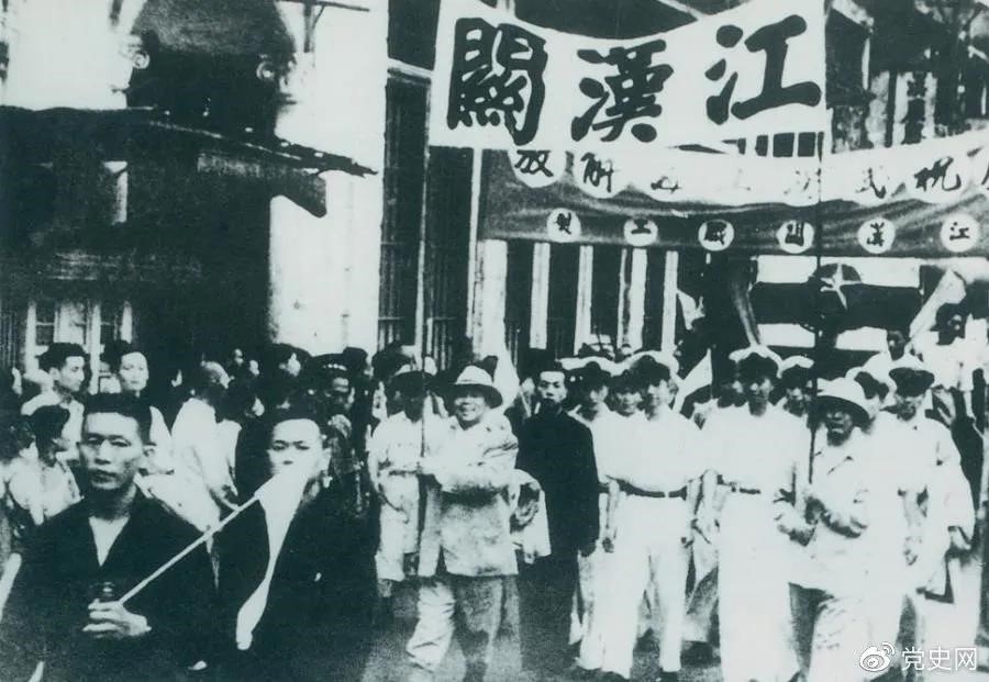 1949年5月17日，第四野戰(zhàn)軍解放武漢。圖為武漢人民歡慶解放。