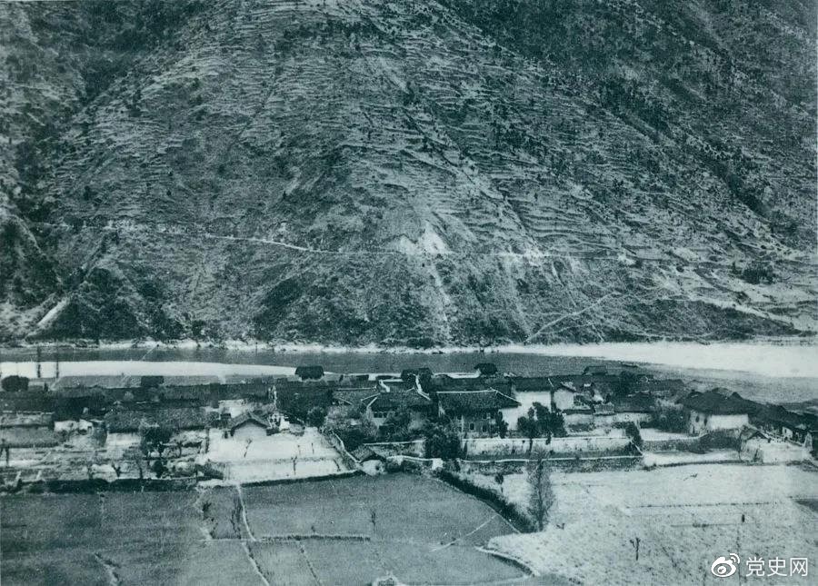 　　1935年5月25日，紅一方面軍到達大渡河南岸的安順場。紅軍17名勇士靠一葉孤舟強渡大渡河，為沿大渡河左岸北上的部隊打開了一條通道。圖為安順場一角。