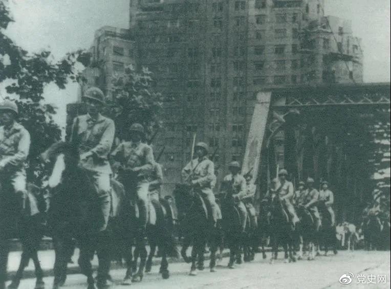 　　1949年5月，人民解放軍殲滅退守上海的敵軍15萬人，解放了這個中國最大的城市。圖為解放軍進駐上海。