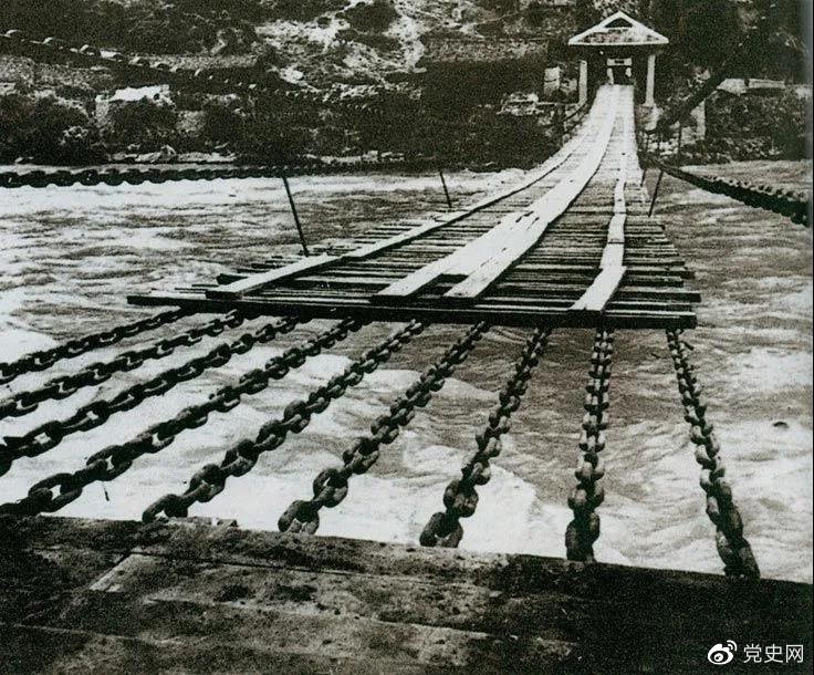 　　1935年5月29日，中央紅軍左縱隊(duì)先頭部隊(duì)在瀘定橋西頭發(fā)起奪橋戰(zhàn)斗，勝利搶占大橋。圖為瀘定橋。