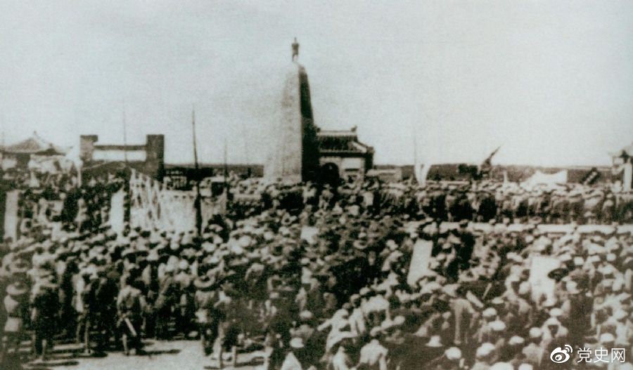　　1931年6月，紅七軍到達(dá)中央革命根據(jù)地江西興國縣，編入彭德懷率領(lǐng)的紅三軍團。圖為當(dāng)時會師的情形。