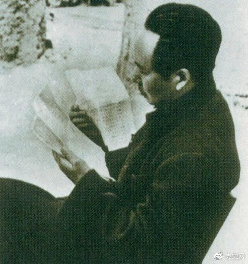 　　1946年6月，國民黨撕毀停戰(zhàn)協(xié)定和政協(xié)決議，挑起全面內(nèi)戰(zhàn)。這是毛澤東在延安審閱有關(guān)自衛(wèi)反擊的電報。