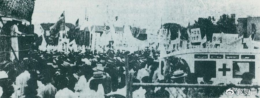 　　1925年6月7日，中國(guó)共產(chǎn)黨通過(guò)上?？偣?huì)聯(lián)合上海學(xué)生聯(lián)合會(huì)、上海各馬路商界聯(lián)合會(huì)等，成立了上海反帝運(yùn)動(dòng)的領(lǐng)導(dǎo)機(jī)關(guān)——工商學(xué)聯(lián)合會(huì)。11日，在該會(huì)的主持下，上海20萬(wàn)群眾集會(huì)，通過(guò)了逞兇、賠償、取消領(lǐng)事裁判權(quán)等17項(xiàng)對(duì)外交涉條件。圖為大會(huì)盛況。