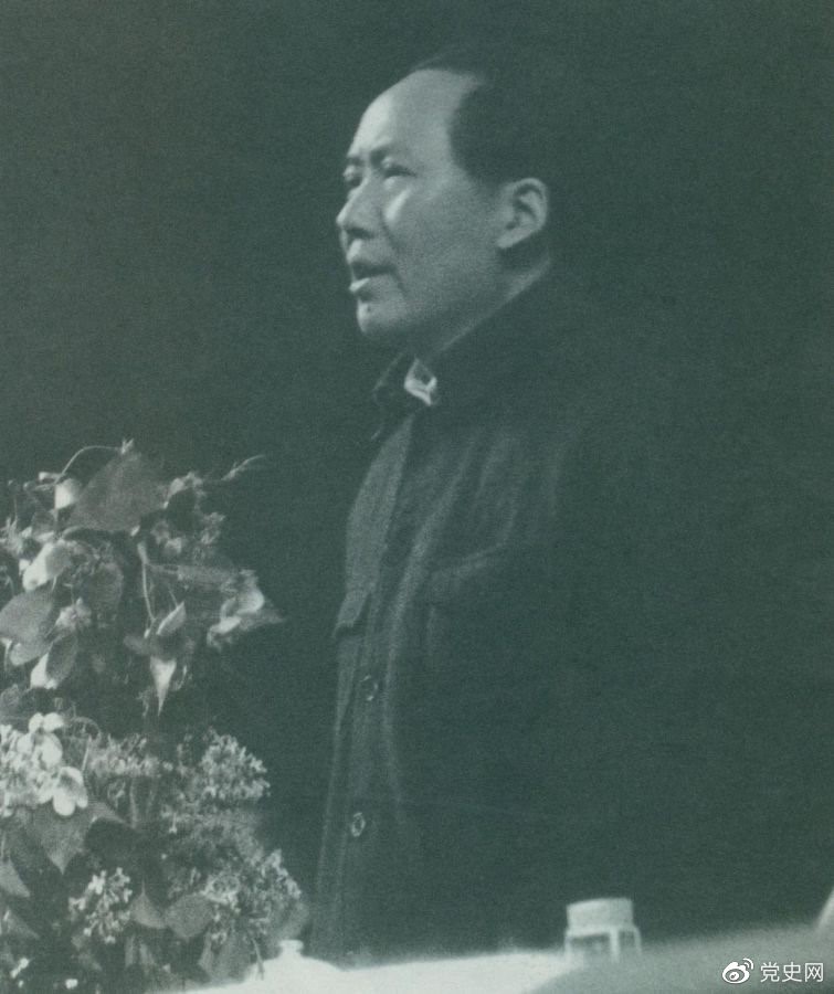 1945年6月11日，毛澤東在中國共產(chǎn)黨第七次全國代表大會上致閉幕詞。