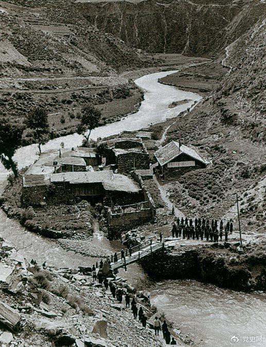 　　1935年6月12日，中央紅軍先頭部隊(duì)在夾金山北麓四川懋功達(dá)維鎮(zhèn)同紅四方面軍先頭部隊(duì)勝利會(huì)師。圖為當(dāng)年的會(huì)師橋。