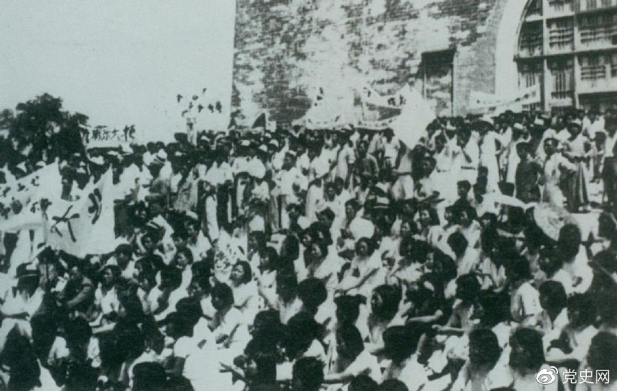 1936年6月13日，北平學(xué)生與市民在鼓樓前舉行聲勢(shì)浩大的抗日集會(huì)。