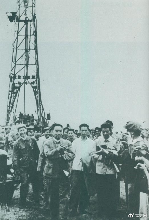 1962年6月，周恩來到大慶視察，這是在1202鉆井隊現(xiàn)場參觀。 