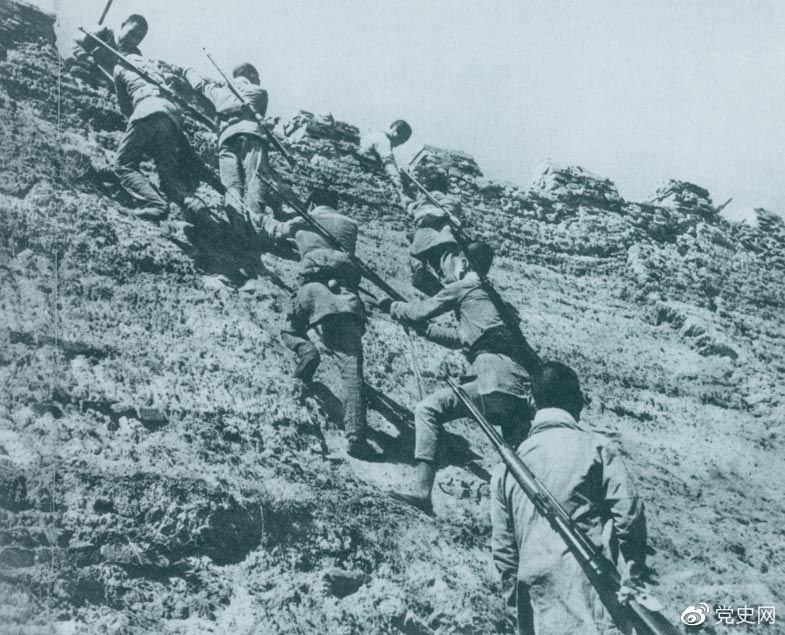 1945年6月25日，八路軍冀中部隊攻克河北獻縣。圖為部隊奮勇攀登城墻。
