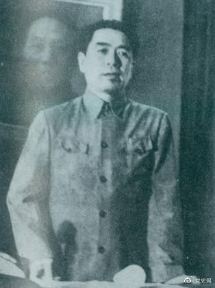 1949年7月6日，周恩來出席中華全國文學(xué)藝術(shù)工作者代表大會(huì)。圖為周恩來在會(huì)上作政治報(bào)告。