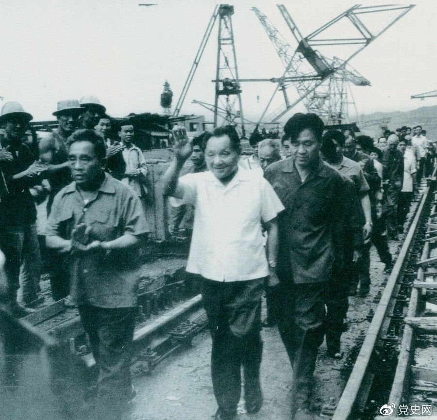 1980年7月12日，鄧小平到葛洲壩水利樞紐工程視察。