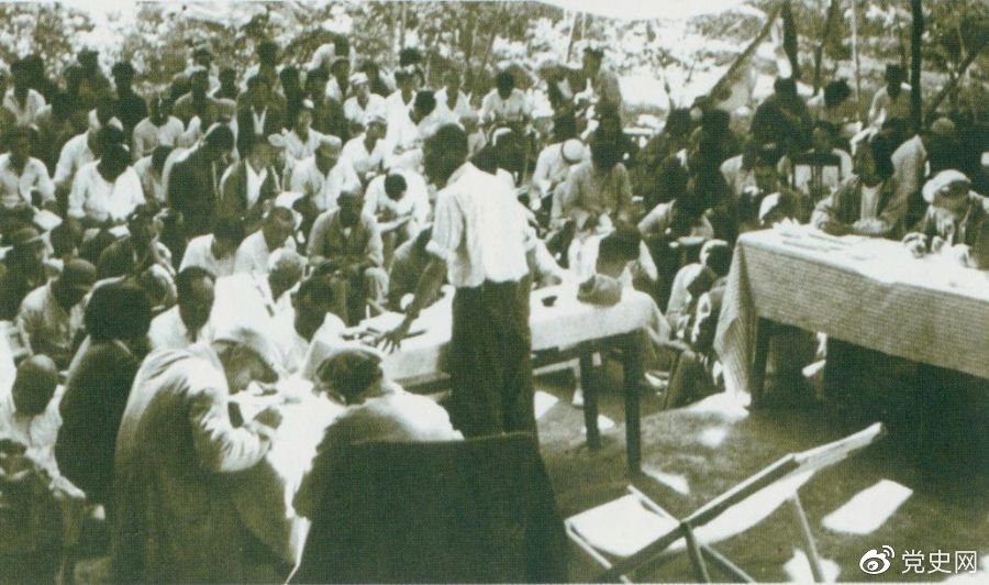 1947年7月17日至9月13日，全國土地會議在河北西柏坡召開。劉少奇主持會議并在會上作報告。