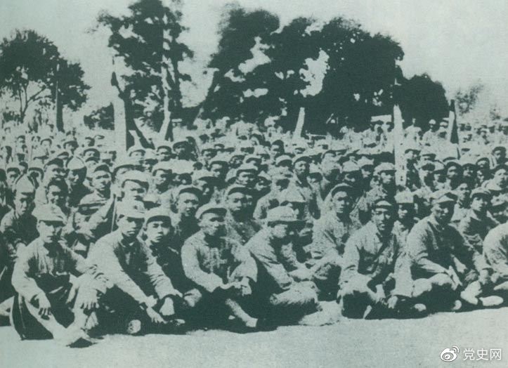 盧溝橋事變后的第11天，1937年7月18日，延安召開群眾大會，毛澤東發(fā)表演說。據(jù)當(dāng)時報載：“演詞激昂，聽眾均摩拳擦掌，熱血沸騰，愿赴抗日戰(zhàn)場，與日寇決一死戰(zhàn)。”