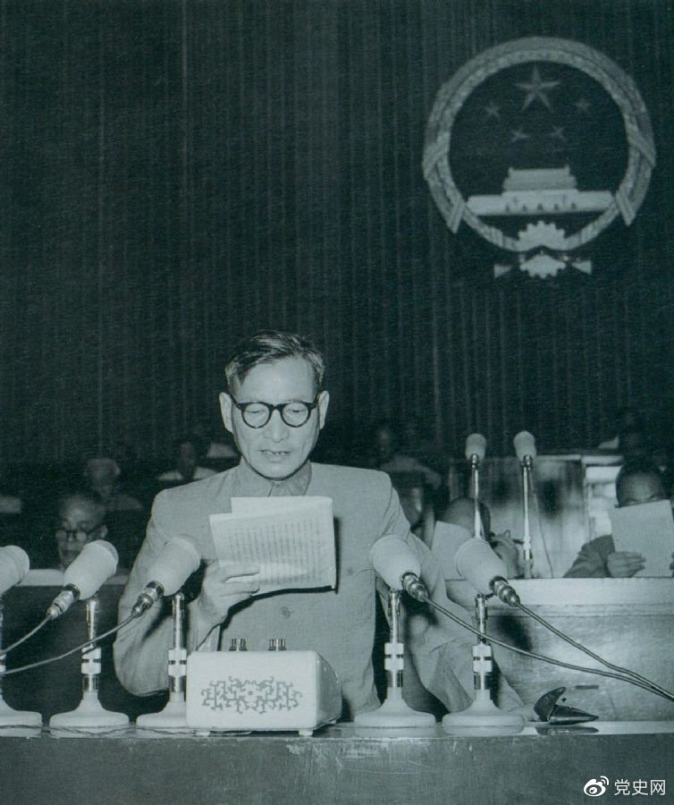 1955年7月，陳云在一屆全國(guó)人大二次會(huì)議上作堅(jiān)持和改進(jìn)糧食統(tǒng)購(gòu)統(tǒng)銷(xiāo)工作的報(bào)告。