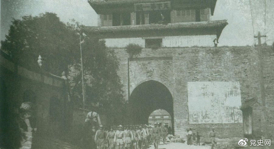 1945年8月下旬，八路軍解放山海關。