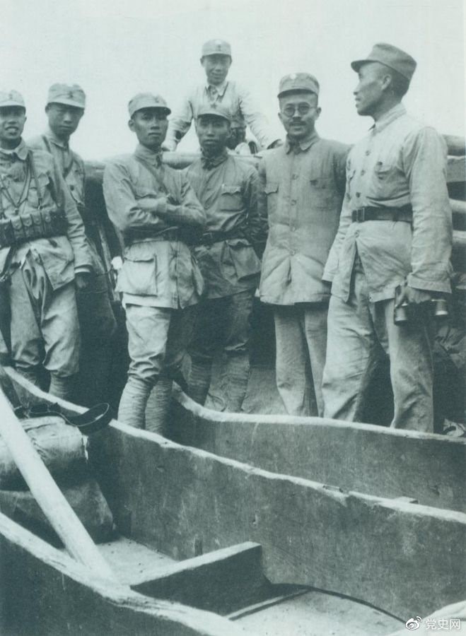 1937年9月，八路軍部分領(lǐng)導(dǎo)人率部東渡黃河，開(kāi)赴抗日前線。圖為渡船上的八路軍領(lǐng)導(dǎo)人，前排右起：朱德、任弼時(shí)、左權(quán)。