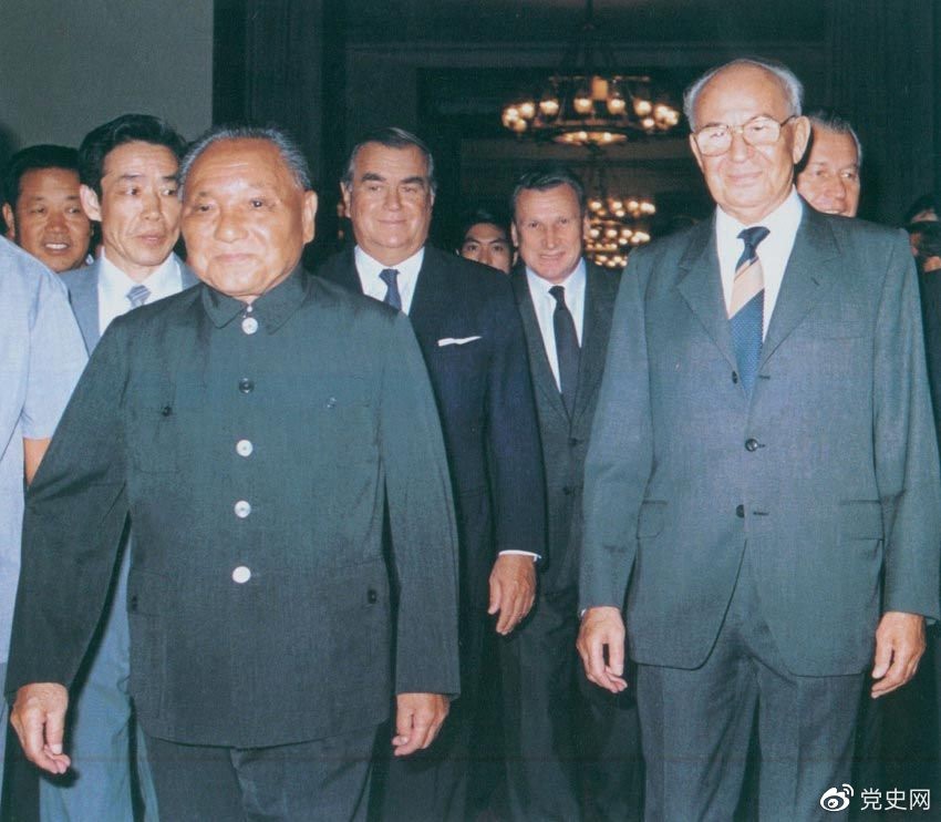 1988年9月5日，鄧小平在會見捷克斯洛伐克總統(tǒng)胡薩克時提出科學(xué)技術(shù)是第一生產(chǎn)力。